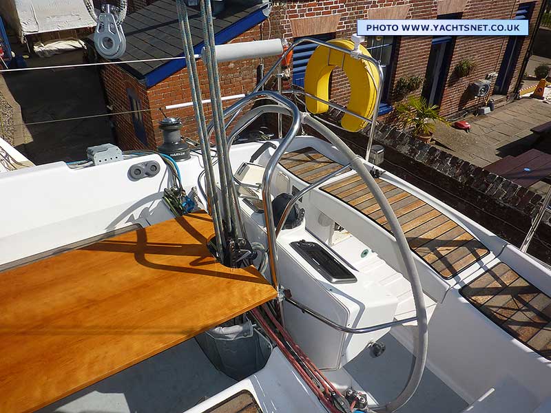 Cockpit table
